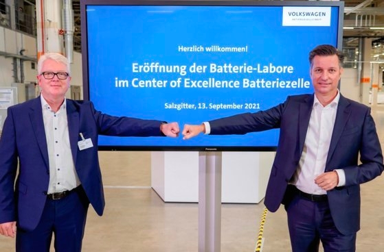 ドイツのフォルクスワーゲン役員が１３日に電気自動車バッテリー投資計画を発表している。フォルクスワーゲンはバッテリーセル生産に３００億ユーロを投資する計画だ。［写真　フォルクスワーゲン］