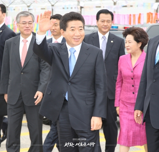 ２００７年１０月２日に軍事境界線を越えるため車から降りた当時の盧武鉉大統領夫妻。盧大統領の左側には当時大統領秘書室長として南北首脳会談推進委員長を務めた文在寅大統領の姿が見える。［中央フォト］