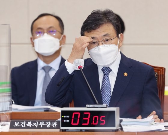 韓国の権徳チョル（クォン・ドクチョル）保健福祉部長官が６日、国会で開かれた保健福祉委の国政監査に出席して議員からの質問を聞いている。イム・ヒョンドン記者