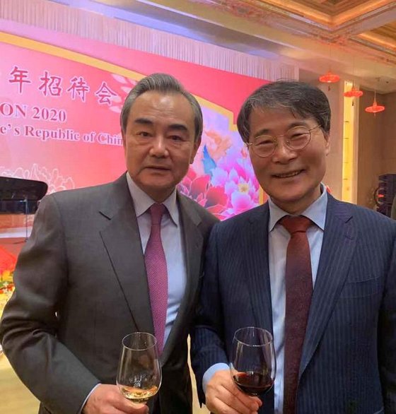張夏成（チャン・ハソン）駐中韓国大使（右）