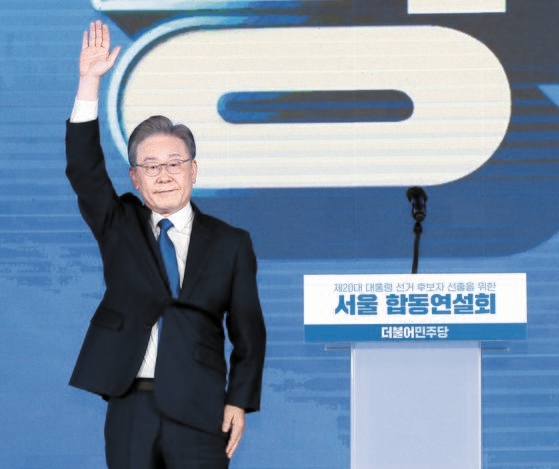 李在明（イ・ジェミョン）京畿道（キョンギド）知事が韓国与党「共に民主党」第２０代大統領選挙候補に選出された。李氏は１０日、ソウル・オリンピック公園ＳＫハンドボール競技場で開かれたソウル地域巡回選挙戦と第１～３回国民選挙人団投票で累積得票率５０．２９％を記録した。李氏が受諾演説を終えた後、挙手して挨拶している。イム・ヒョンドン記者
