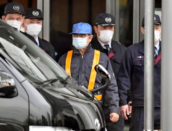 東京拘置所を出るカルロス・ゴーン被告　［写真ＡＰ＝聯合ニュース］