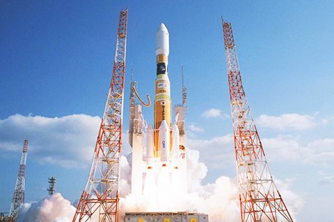 昨年５月に打ち上げられた日本のＨ２－Ｂロケット。液体メインロケットに固体ロケットブースターを取り付けた。［写真　ＪＡＸＡ］