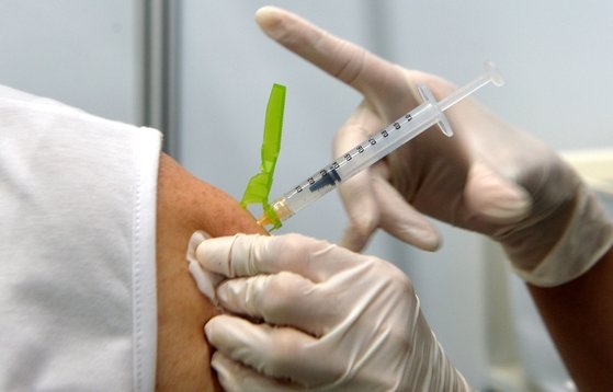 １０日にある予防接種センターで医療陣が市民にファイザー製ワクチンを慎重に接種している。［中央フォト］