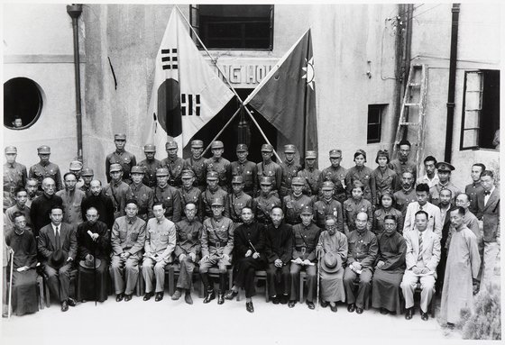 １９４０年９月１７日の中国・重慶で韓国光復軍総司令部設立記念写真。［写真　独立記念館］
