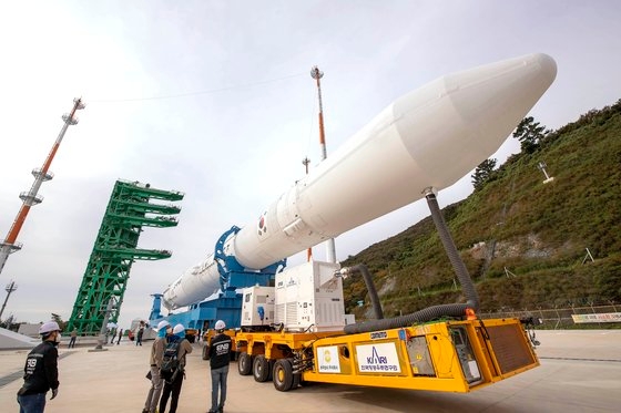 韓国型ロケット「ヌリ」（ＫＳＬＶ－II）が２０日午前、羅老宇宙センター第２発射台に移され、起立の準備をしている。　［写真　韓国航空宇宙研究院］