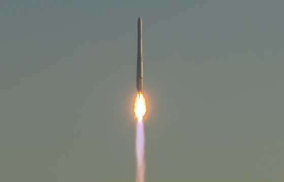 ２１日、全羅南道高興郡（チョルラナムド・コフングン）の羅老（ナロ）宇宙センター第２発射台から韓国型発射体「ヌリ号」（ＫＳＬＶ－ｌｌ）が打ち上げられている。１．５トン級実用衛星を地球低軌道（６００～８００キロメートル）にのせるために作られたヌリ号は、全長４７．２メートル・総重量２００トン規模で、エンジン設計と製作、試験と発射運用まですべて国内の技術で完成された。［写真　韓国航空宇宙研究院］