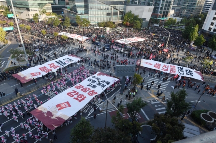 民主労総の組合員が２０日午後、ソウル・西大門駅交差点を占拠して違法集会をしている。キム・サンソン記者