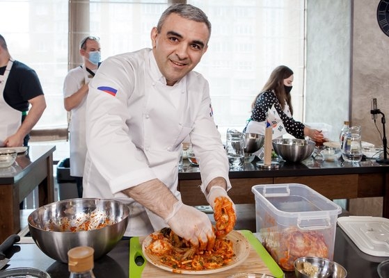 今年４月、ロシア・モスクワで開かれた「キムチ・マスタークラス」行事でキムチを漬けているロシアの料理人。写真　韓国農水産食品流通公社］