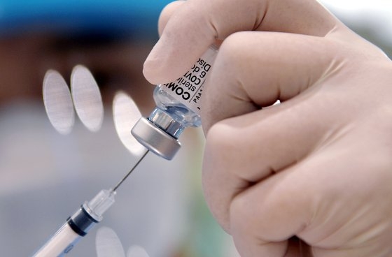 予防接種センターで医療陣がファイザー製ワクチンを慎重に準備している。フリーランサー　キム・ソンテ