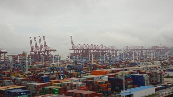 ６月、中国浙江省舟山港のコンテナヤードでは荷役作業が盛んに行われていた。シン・ギョンジン特派員