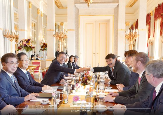 ハンガリーを国賓訪問中の文在寅大統領が３日（現地時間）、アーデル大統領と首脳会談の前に握手をしている。　青瓦台提供