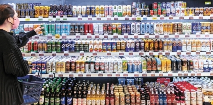 ２日午後、京畿道坡州の雲井新都市にある酒類販売専門店「アッサビア」に多様な味のクラフトビールと輸入ビールがぎっしりと陳列されている。チョン・ミンギュ記者