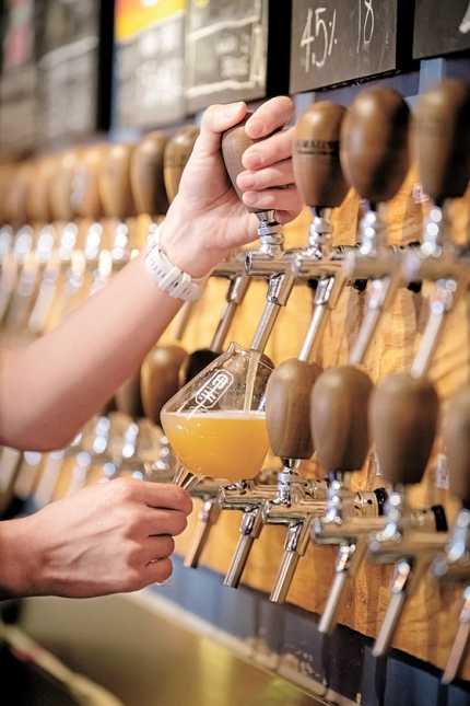 ソウル城東区のアメージングブルーイングカンパニーが運営するブルワリーパブのクラフトビール。昨年酒税が従量税に変わり多様なクラフトビールが登場した。チョン・ミンギュ記者