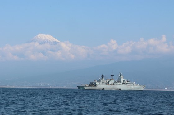 ドイツ海軍護衛艦「バイエルン」が５日、東京国際クルーズターミナルに入港している。後ろに富士山が見える。　［写真＝バイエルン艦ツイッター］