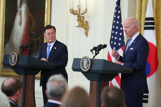 今年５月２１日、ホワイトハウスで首脳会談後に共同記者会見をする文在寅（ムン・ジェイン）大統領とバイデン米大統領。　［中央フォト］