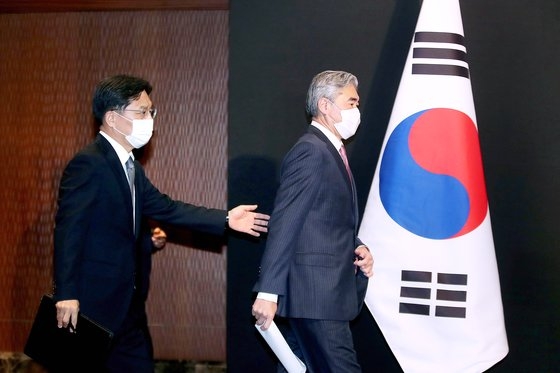 先月２４日にソウルで協議した韓国外交部の魯圭悳（ノ・ギュドク）韓半島平和交渉本部長（左）と米国務省のソン・キム北朝鮮政策特別代表。　［写真　共同取材団］