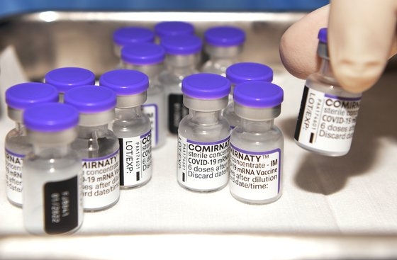 新型コロナウイルス感染症が拡散する中、ワクチン接種完了率６０％を突破した１２日、忠清南道桂龍市の予防接種センターで医療陣が市民に接種するファイザーワクチンを慎重に準備している。フリーランス記者、キム・ソンテ