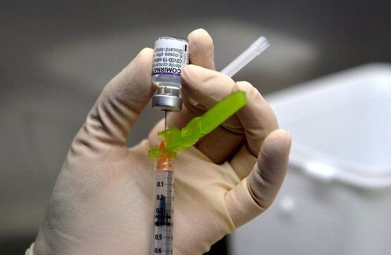 先月、忠清南道（チュンチョンナムド）のある予防接種センターで医療スタッフが市民に接種するファイザーワクチンを準備している。［写真　フリーランサー　キム・ソンテ］
