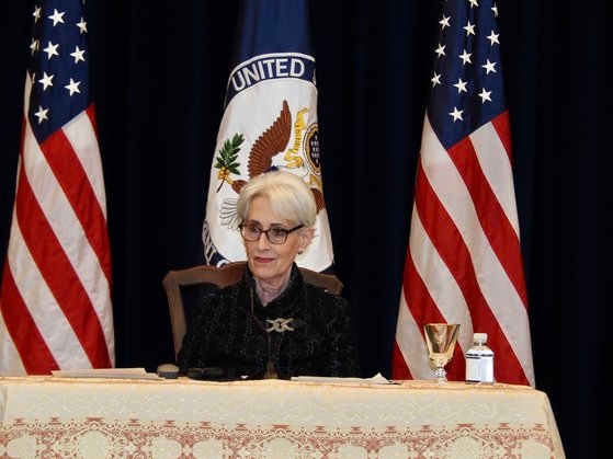 シャーマン米国務副長官が１７日にワシントンの国務省で記者会見をしている。［写真　ワシントン共同取材団］