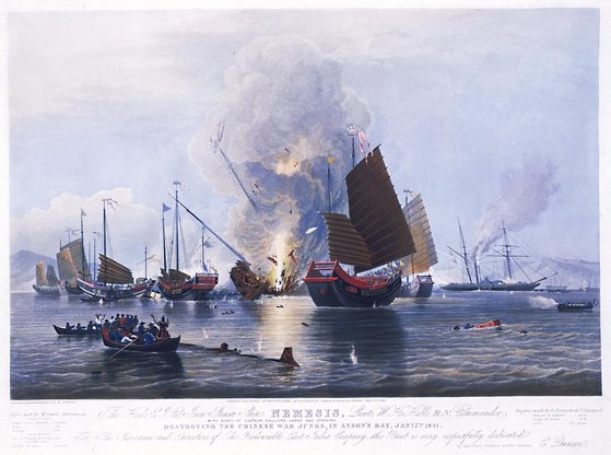 アヘン戦争が真っ最中だった１８４１年１月、英国東インド会社が作った鉄製蒸気船ネメシス号（画像右側）が清国の帆船を攻撃している。日本はアヘン戦争を契機に中国に対する羨望をもたなくなった。［写真　クルハンアリ］