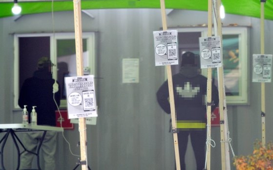 大田の選別検査所で医療陣が訪問した市民を検査している。フリーランサー　キム・ソンテ