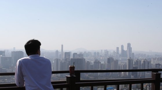 中国発粒子状物質の流入などで一部の地域でＰＭ２．５濃度が「悪い」レベルになった２７日、ソウル南山（ナムサン）から眺めたソウル市内の風景。写真は記事の内容と無関係。　ウ・サンジョ記者