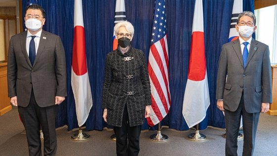 １７日、ワシントンで会った崔鍾建韓国外交部第１次官、ウェンディ・シャーマン米国務省副長官、森健良日本外務省事務次官（左から）。［写真　韓国外交部］