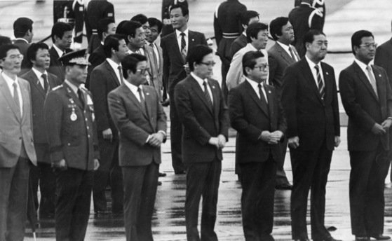 金在益（キム・ジェイク）（左）元青瓦台経済首席秘書官は１９８３年１０月９日、北朝鮮工作員のミャンマー（当時ビルマ）「アウンサン廟テロ」で死亡した。写真は金浦（キンポ）空港からミャンマーに出発する前に開かれた行事。［中央フォト]