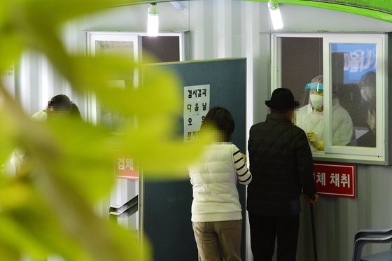 大田の保健所の新型コロナウイルス選別検査所で医療陣が訪問した市民を検査している。フリーランサー　キム・ソンテ