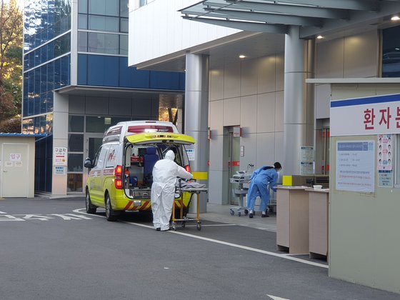 韓国政府が新型コロナウイルス感染症（新型肺炎）の重患者を重点的に診療する拠点病院に指定した５カ所のうちの一つである京畿道一山（キョンギド・イルサン）病院の前に救急車が停まっている。イ・ウリム記者