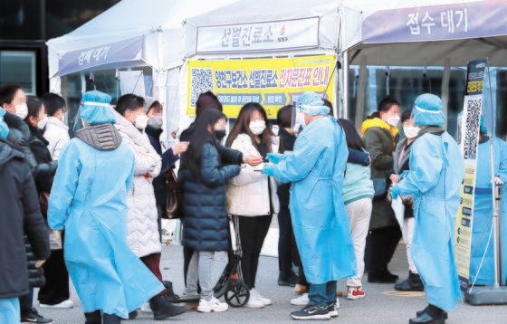２４日、韓国国内で新型コロナ新規感染者３９３８人が確認され、前日（４１１５人）より１７７人減少したものの、過去２番目に多い数となった。この日、重症患者も６１２に増えた。２５日、ソウル陽川区（ヤンチョング）保健所選別診療所で市民が検査を受けるために並んでいる。　ウ・サンジョ記者