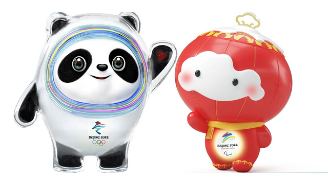 ２０２２年北京冬季五輪のマスコット「氷（ビン）ドゥンドゥン」（左）とパラリンピックのマスコット「雪容融（シュエロンロン）」。
