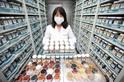 韓国農村振興庁の農業遺伝資源センター種子バンクの中期貯蔵庫。ここには約２４万個の植物種子が保管されている。　チャン・ジョンピル客員記者
