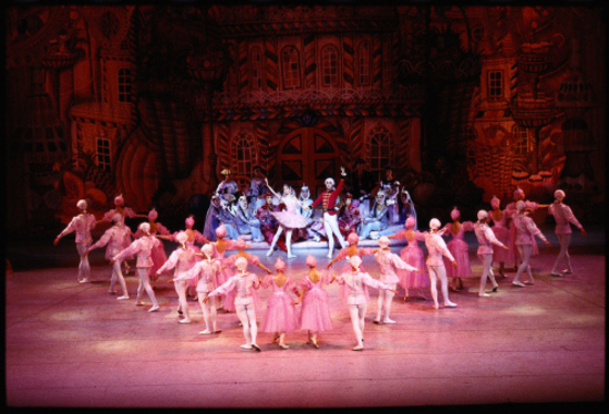 ユニバーサル・バレエ団が『くるみ割り人形』を上演している。［写真　中央フォト］