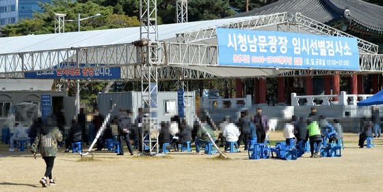 韓国で選別検査所を訪れた市民が検査を受けるために順番を待っている。［写真　フリーランサー　キム・ソンテ］