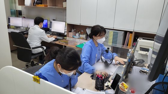 １日午前、ソウル市江南区のハナ耳鼻咽喉科病院の新型コロナウイルス自宅療養センターで医療陣が患者をモニタリングしている。チェ・ソイン記者