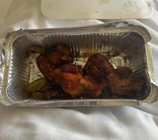 英国のあるホテルで「義務隔離中」のアフリカ発入国者が公開したある食事の様子。［写真　フェイスブック］