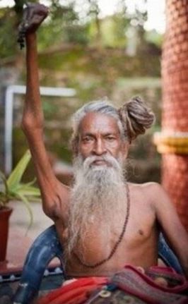 １９７３年から約４５年にわたり右腕を上げたまま暮らしてきたインド人男性のバラティさん。［ツイッター　キャプチャー］