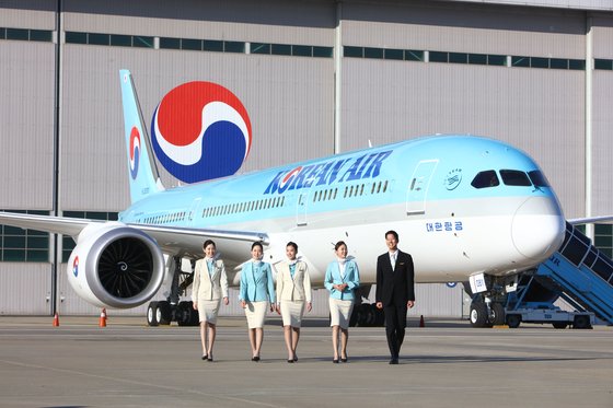 大韓航空の旅客機と乗務員。［写真　大韓航空］