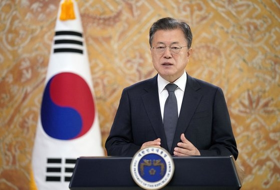 文在寅大統領が７日にソウルで開かれた２０２１ソウル国連ＰＫＯ閣僚級会合の開会式に映像を通じて祝辞を伝えている。［写真　青瓦台］
