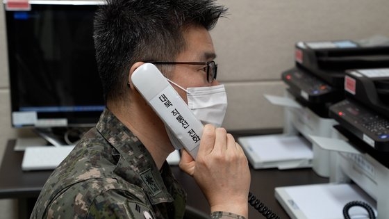 北朝鮮が韓米連合訓練に反発して一方的に遮断した南北通信連絡線が復元された１０月４日、軍関係者が南北軍通信線で試験通話をしている。　韓国国防部