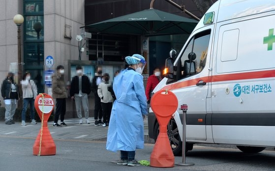 新型コロナ感染拡大で非常事態となった６日午後、大田の選別診療所を訪れた市民が検査を受けるために順番を待っている。キム・ソンテ記者