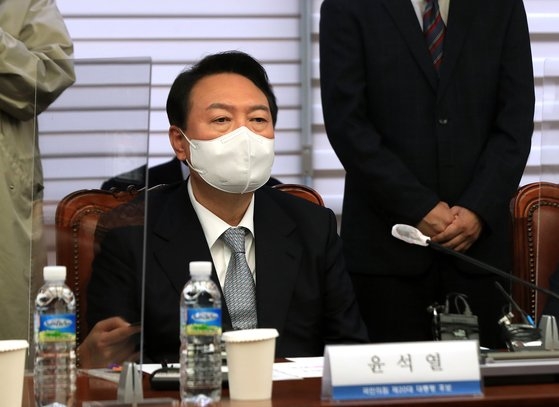 ９日午後、韓国経営者総協会を訪問し、孫京植（ソン・ギョンシク）会長のあいさつの言葉を聞く国民の力の尹錫悦（ユン・ソクヨル）大統領候補。　国会写真記者団