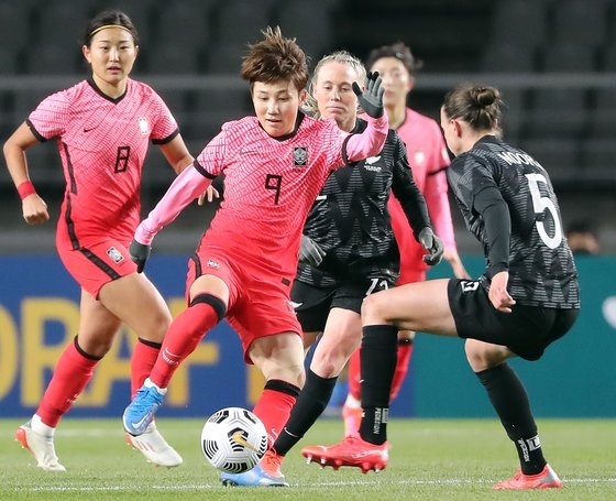 ニュージーランドとの親善試合で突破を試みる韓国女子サッカー代表チームのヨ・ミンジ（左から２人目）。キム・ミンギュ記者