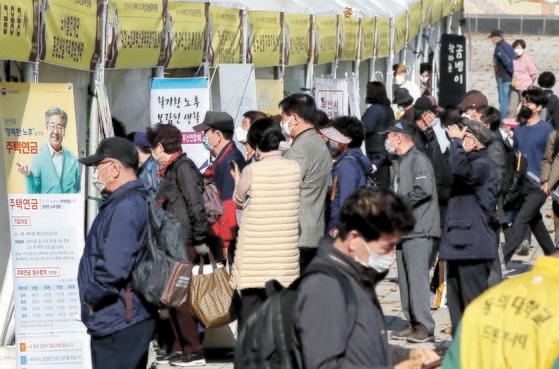 高齢者雇用フェアで高齢者が就業相談を受けるために並んでいる。［中央フォト］