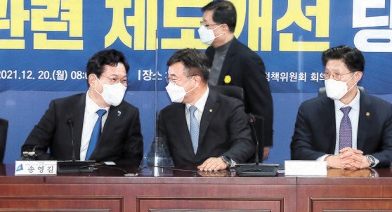 ２０日、政府・与党協議で言葉を交わす共に民主党の宋永吉（ソン・ヨンギル）代表（左）と尹昊重（ユン・ホジュン）院内代表。　イム・ヒョンドン記者