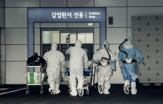 ソウル中浪区（チュンナング）のソウル医療院医療スタッフが１６日午前、新型コロナウイルス感染症（新型肺炎）の重症患者を緊急移送している。キム・ソンニョン記者