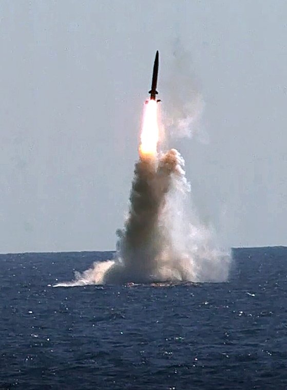 独自開発した潜水艦発射弾道ミサイル（ＳＬＢＭ）が９月１５日に潜水艦「島山安昌浩」（３０００トン級）に搭載され水中から発射されている。この日の発射試験は国防科学研究所（ＡＤＤ）総合試験場で文在寅大統領をはじめと政府と軍の主要人物が参加した中で実施された。ＳＬＢＭは米国、ロシア、中国、英国、フランス、インドの６カ国だけ運用している兵器システムで、韓国が世界で７番目のＳＬＢＭ運用国になった。［写真　国防部］
