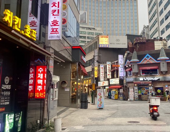 ソウルのある飲食店街では、チキン店の向かいにチキン店があり、角を曲がるとまたチキン店がある。キム・ホンジュン記者